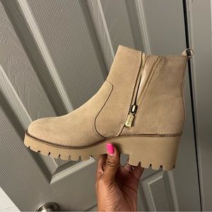 Blonde WATERPROOF boots.